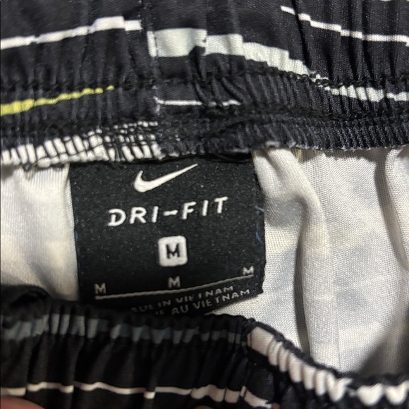 Boys medium Nike Dri-FIT Gray, black, neon yellow tank and basketball shorts set - Picture 5 of 8